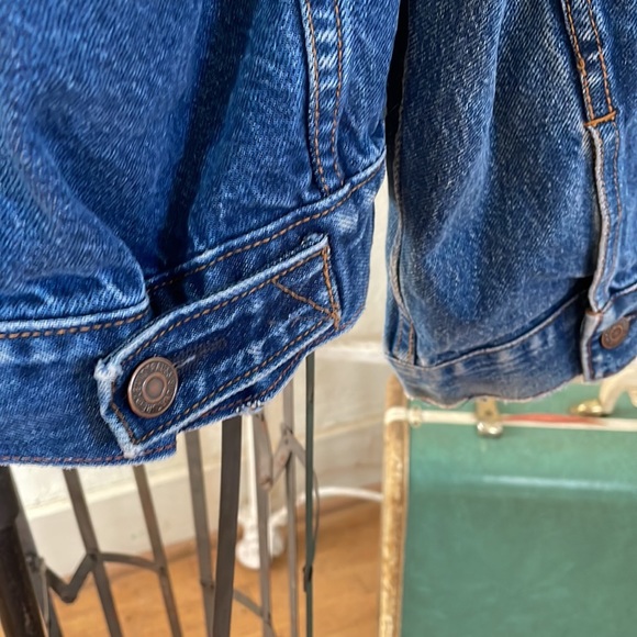 Levi’s signature denim jacket, size large, distressed wrists, medium wash - Picture 3 of 8